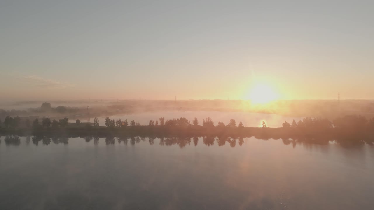 호수 위 의 안개 가 가득 한 해가 뜨는 것