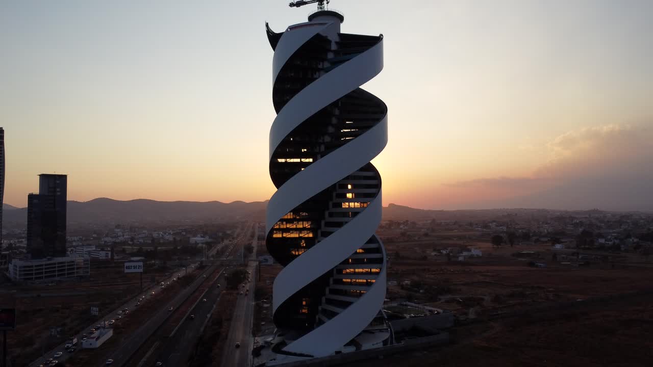 vista aérea de la torre helea al atardecer