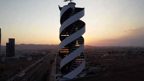 vista aérea de la torre helea al atardecer