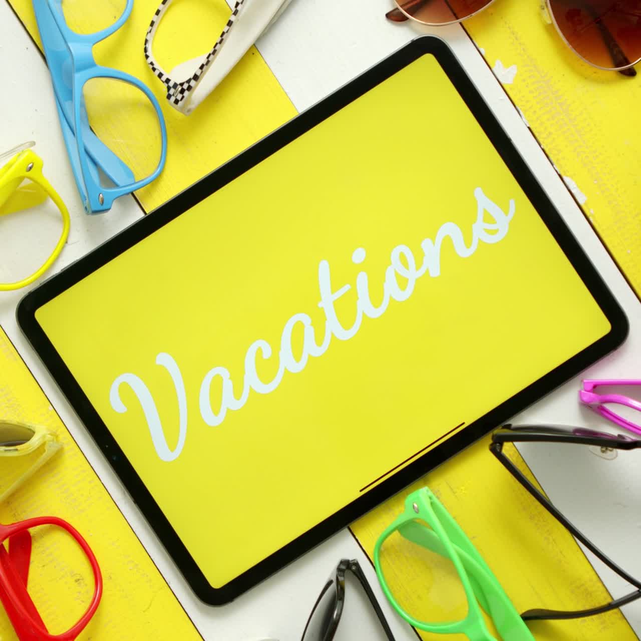 tableta de gafas de sol de varios estilos, formas y colores en el medio con vacaciones de texto