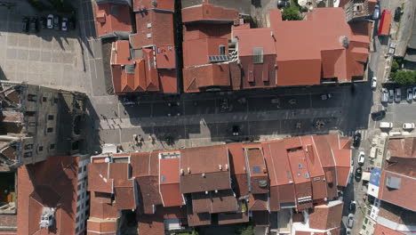 vista de arriba hacia abajo de la catedral de braga con edificios de techo rojo alrededor de la calle rua dom paio mendes en braga, portugal