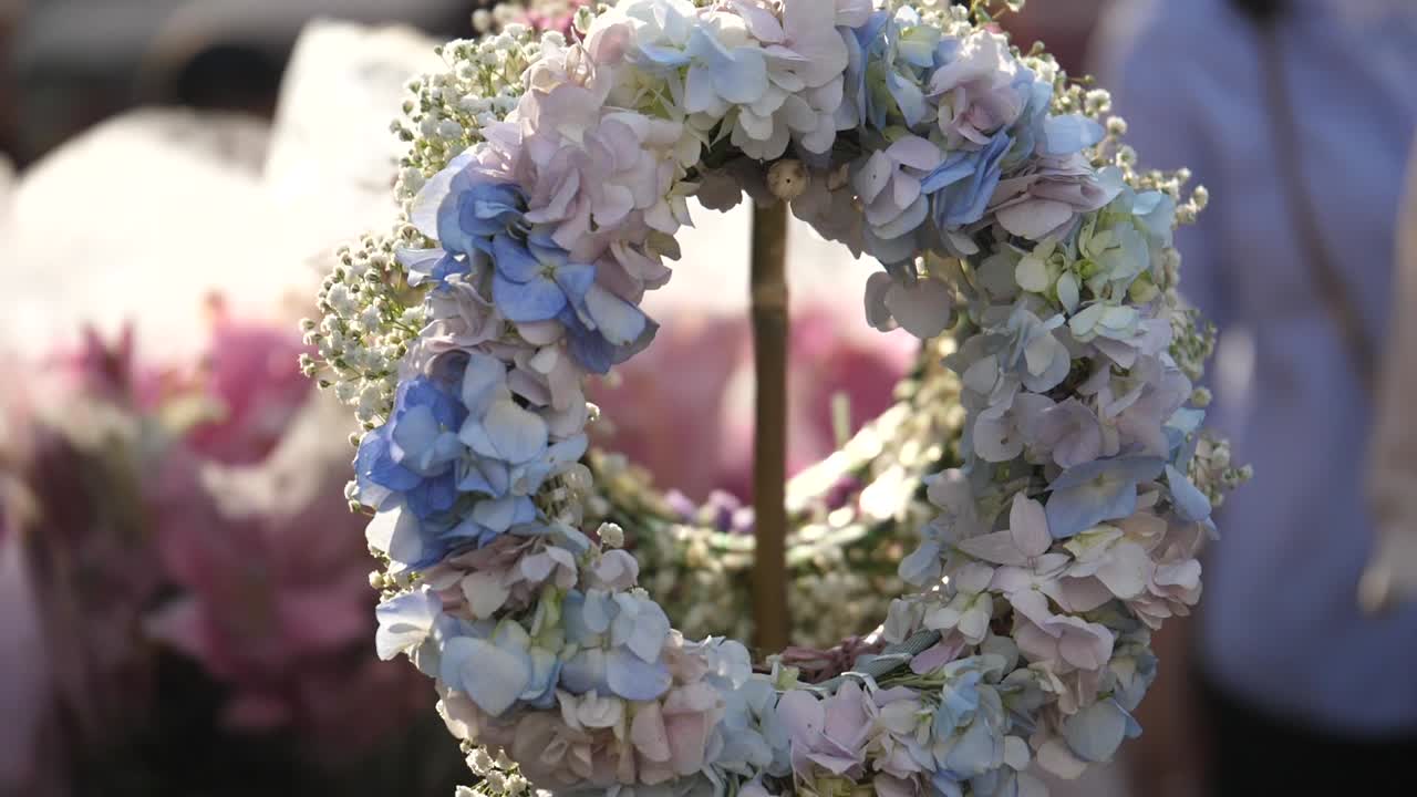 Primo piano di un bouquet di fiori circolare al mercato dei fiori di Kunming Dounan, Yunnan, Cina.