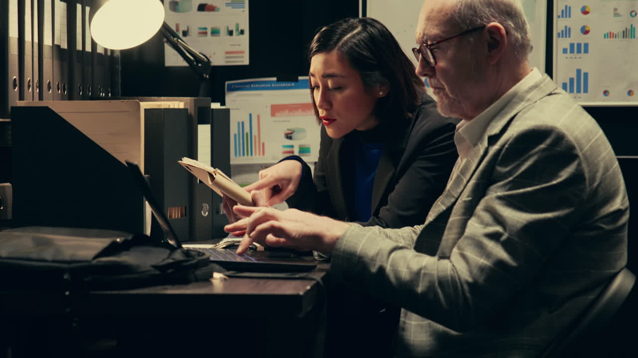 수사관들은 보관된 오래된 사건에 연루된 용의자의 배경을 조사합니다.