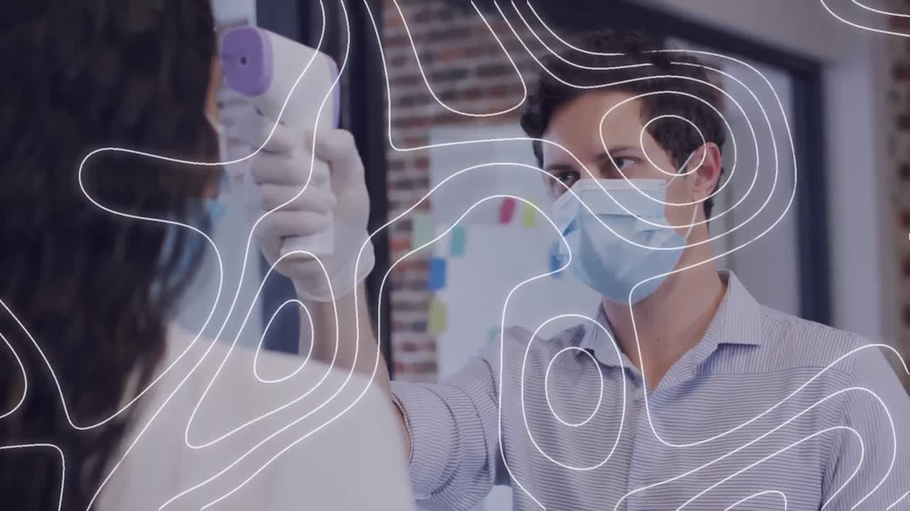 animación de líneas blancas sobre un hombre y una mujer con máscaras faciales tomando la temperatura
