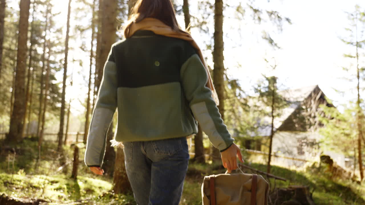 숲 에서 산책 하는 여자