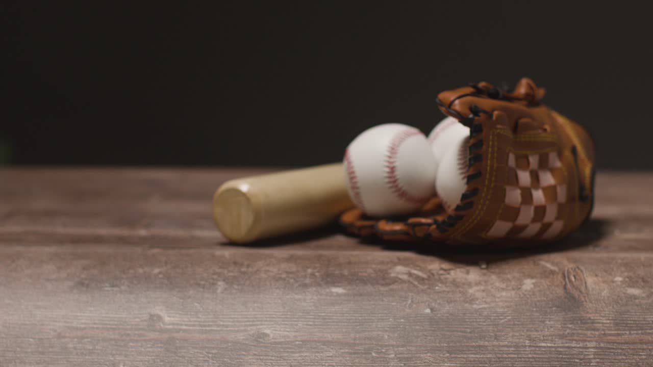 캐처 손잡이와 사람과 함께 스튜디오 야구  ⁇  나무 배경 1에서 나무 배트와 공을 선택