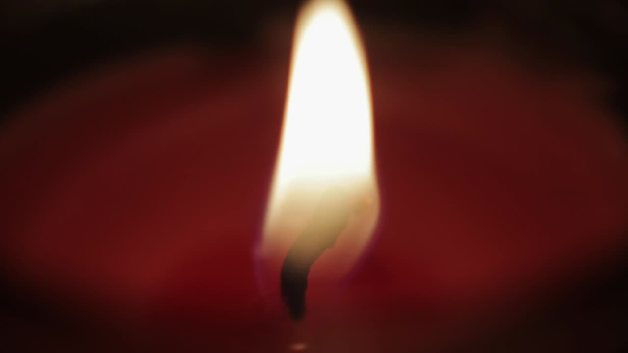 Primo piano estremo della fiamma di una candela