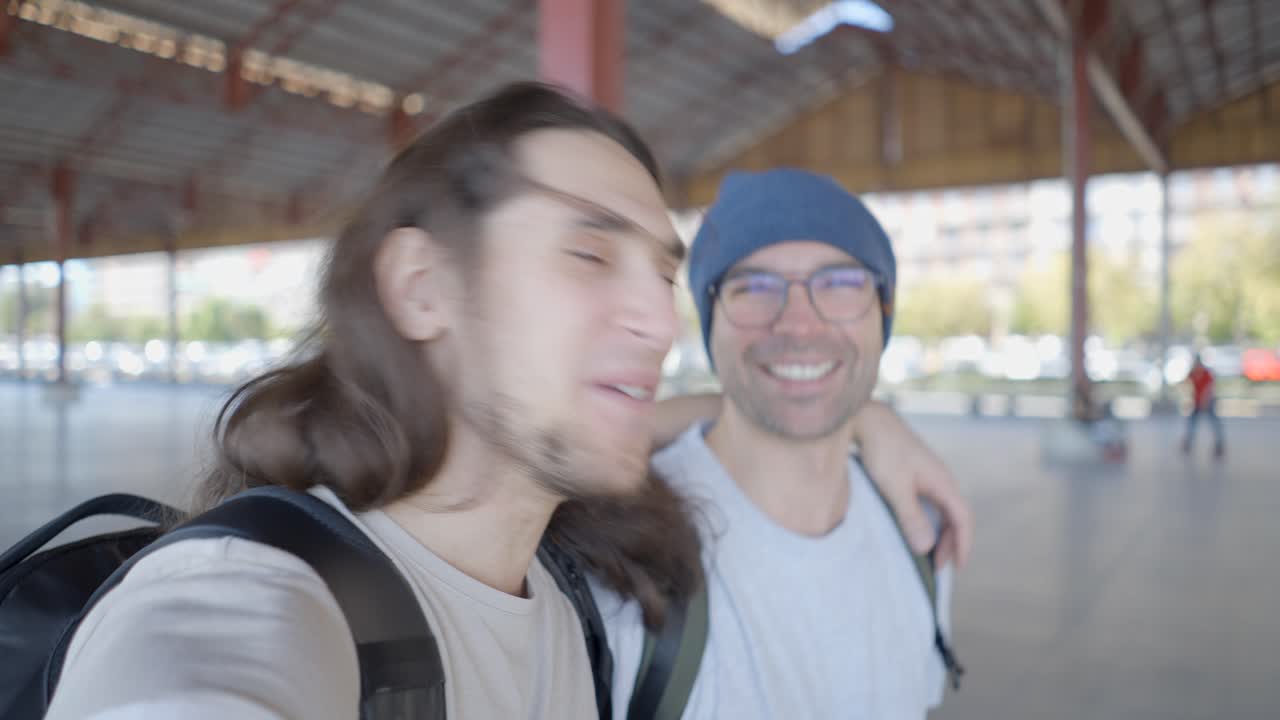dos amigos tomando una selfie al aire libre