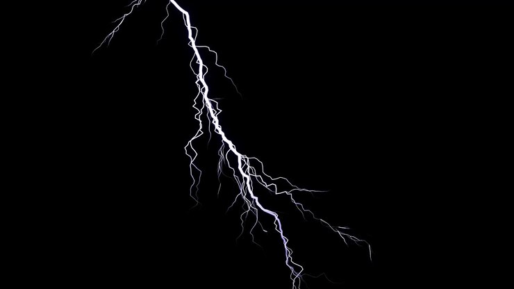 Fulmine luminoso che si staglia contro un cielo notturno scuro