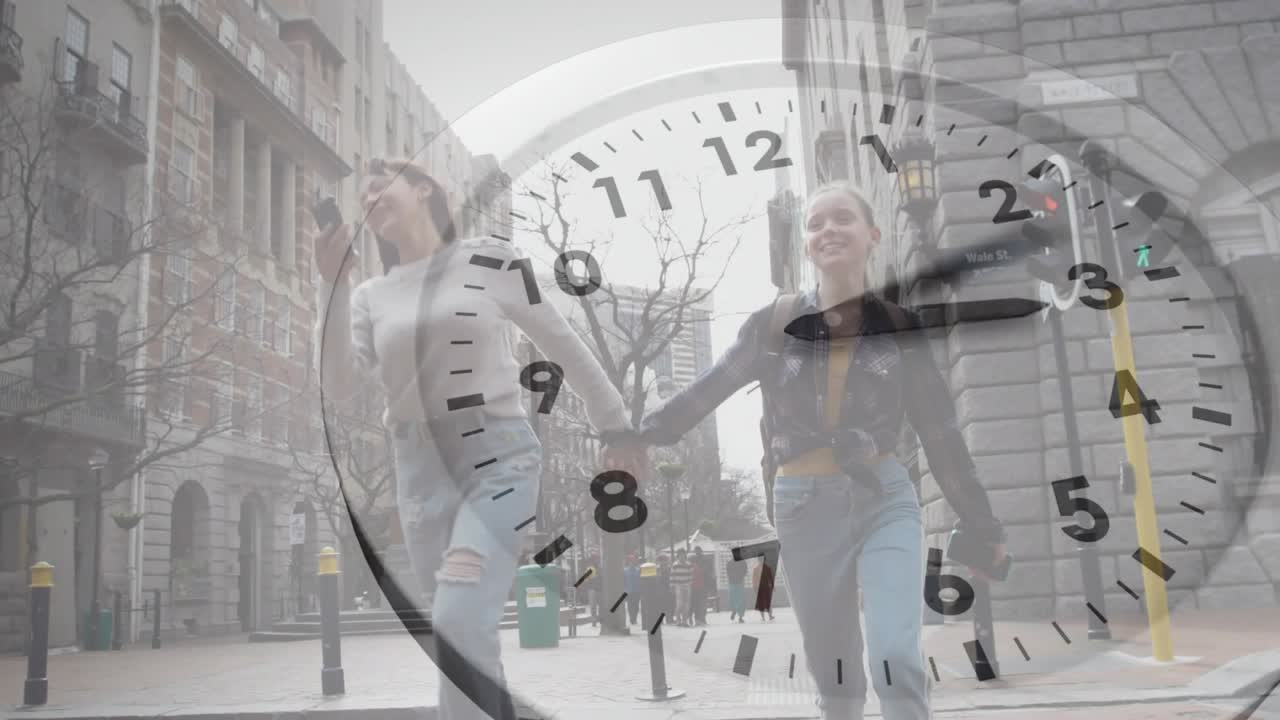 Amici adolescenti entrano in strada sotto una sovrapposizione di orologio, telefonando, mentre la lancetta dell'orologio si muove per una demo tecnologica.