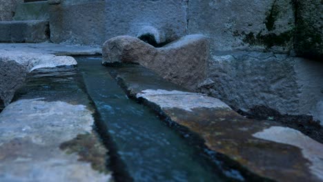 Agua-Hirviendo-Se-Vierte-A-Lo-Largo-De-Una-Trinchera-Abierta-De-Roca-De-Granito-Poco-Profunda-En-Ourense,-España