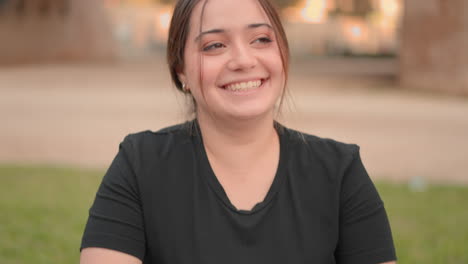 una mujer en un parque.