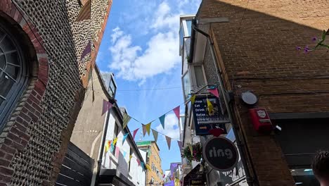 bandas entre edificios bajo un cielo azul