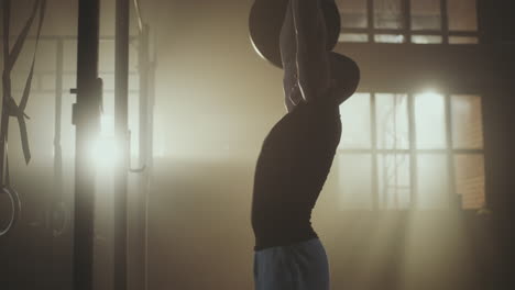 hombre levantando pesas en un gimnasio