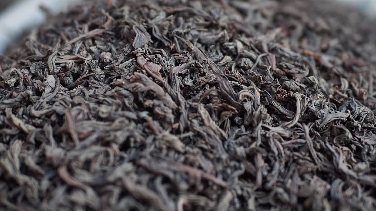 primer plano de las hojas de té negro
