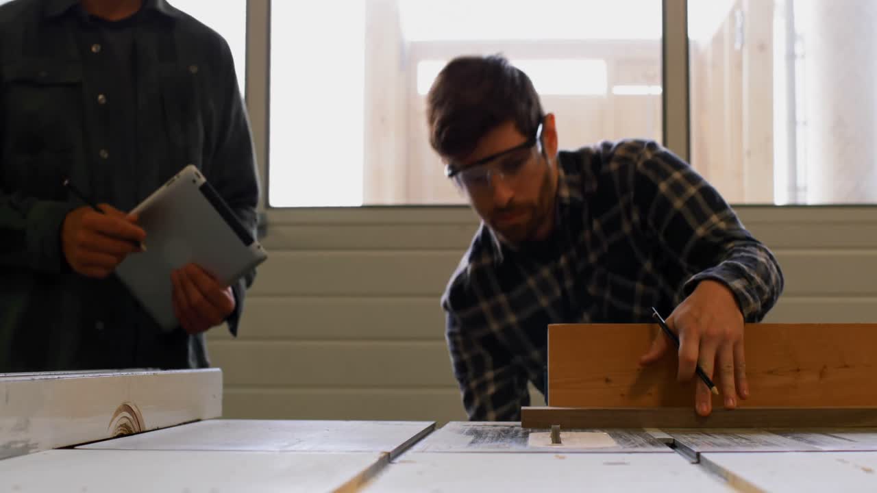 carpintero usando la sierra de mesa en el taller 4k