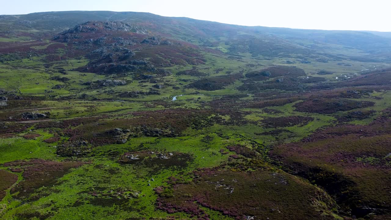 시에라 세구데라 산맥을 소개하기 위해 상승하는 피데스탈 드론 항공기