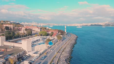 Ahirkapi-Foghorn-Y-Faro-A-Lo-Largo-Del-Bósforo-En-Estambul,-Turquía-En-Un-Día-Soleado---Antena