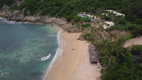 Luftaufnahme-Einer-Malerischen-Meereslandschaft-Entlang-Der-Faszinierenden-Küste-In-Huatulco,-Mexiko