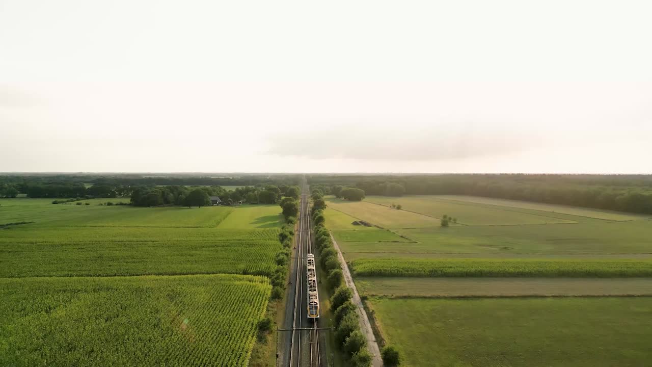 시골 시골을 가로질러 열차