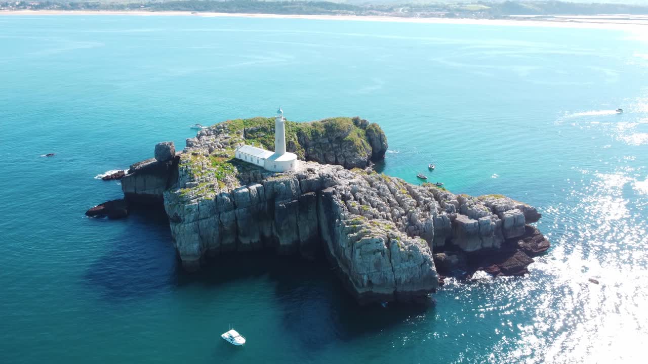 화창한 날 푸른 바다가 있는 섬의 아름다운 등대