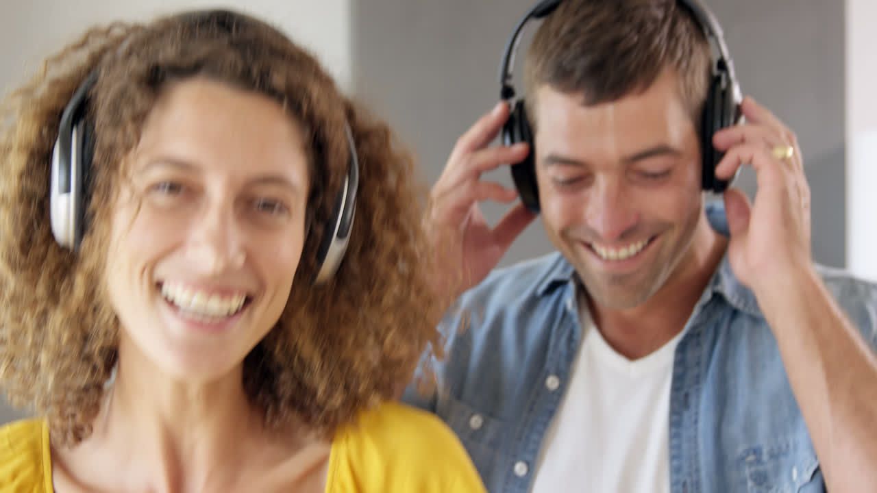 un joven cómico escuchando música.