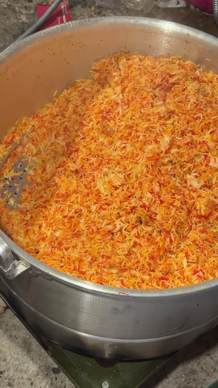 Olla grande de arroz Biryani humeante y vibrante