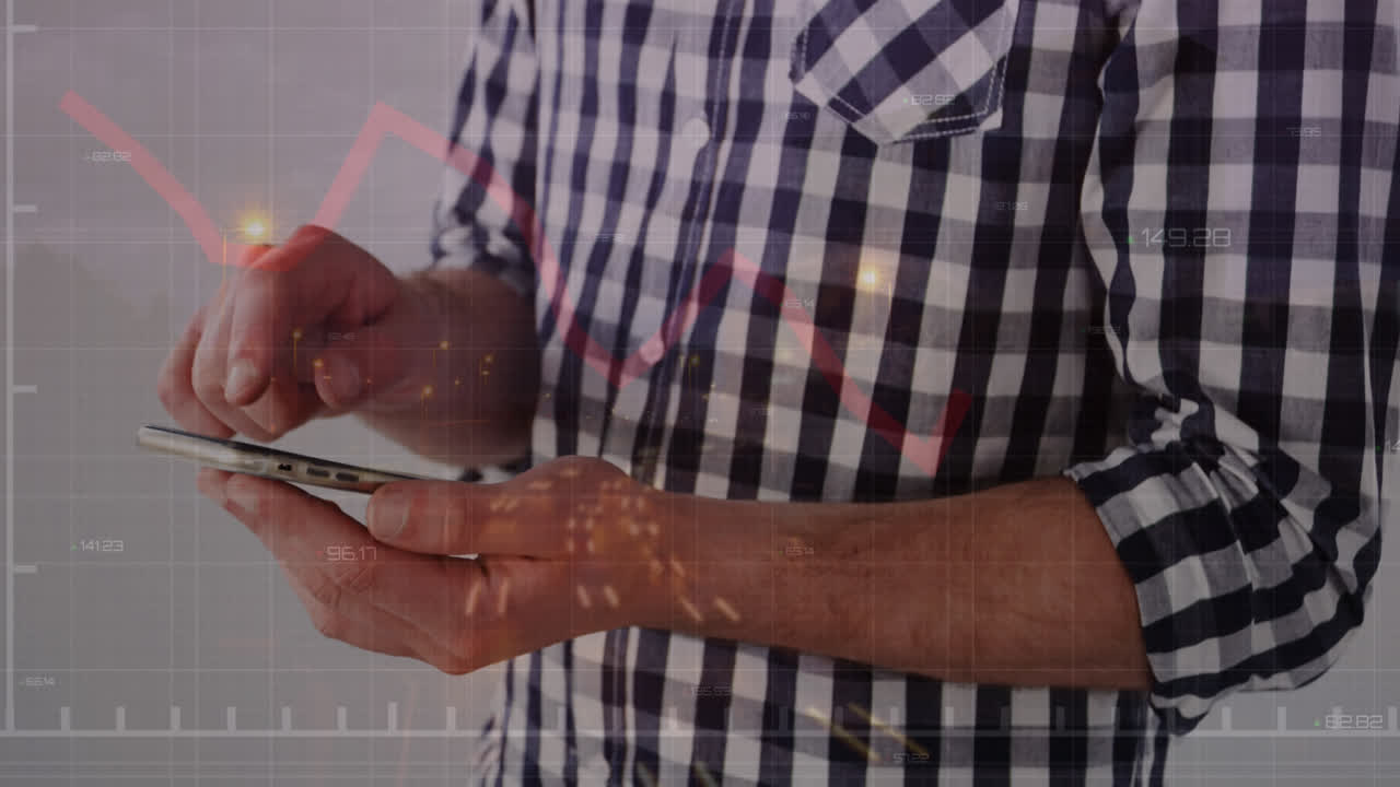 animación del procesamiento de datos sobre un hombre caucásico usando un teléfono inteligente