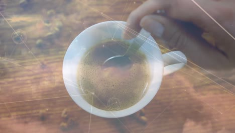 animación de una taza de café que se agita a mano a través de la red y procesamiento de datos en nubes en movimiento