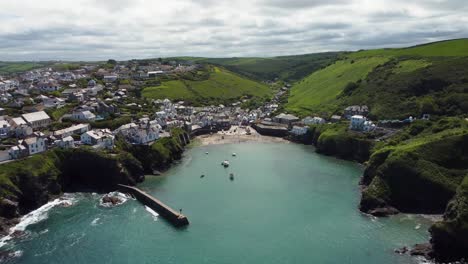 4K-Drohnenaufnahmen-Der-Ikonischen-Aussicht-Auf-Port-Isaac-In-Cornwall