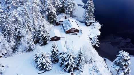 Vista-Aérea-De-La-Cabaña-Nevada-Y-El-Bosque-En-Invierno-En-Noruega