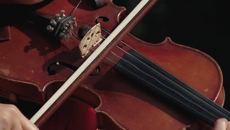 Una-Joven-Violinista-Bonita-Tocando-El-Violín-Como-Parte-De-Un-Grupo.