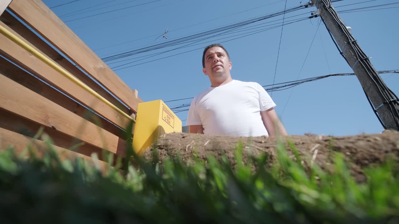 정원사 가 자연 잔디 잔디 를 굴러 놓고 있다