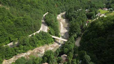 Lepsa-Von-Oben:-Faszinierende-Drohnenansicht-Des-Bergdorfes