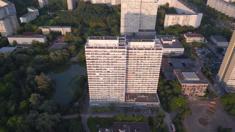 hermosa vista aérea de arriba edificio del panel de vuelo sistema, complejo de viviendas prefabricadas, berlín marzahn alemania oriental hora de oro 2023