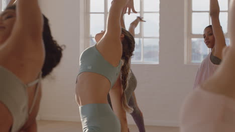 Clase-De-Yoga-Mujer-Caucásica-Sana-Practicando-Pose-De-Guerrero-Inverso-Con-Un-Grupo-De-Mujeres-Hermosas-Disfrutando-De-Un-Estilo-De-Vida-Saludable-Haciendo-Ejercicio-En-El-Gimnasio-Al-Amanecer