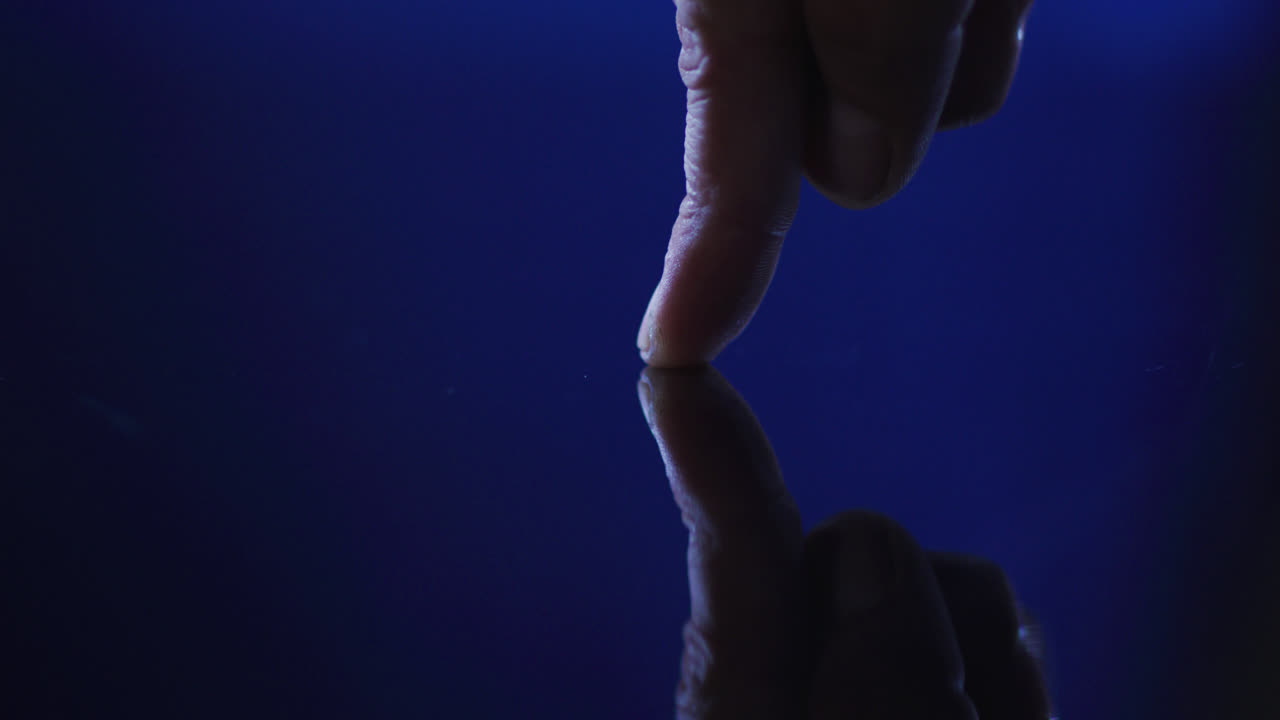 디지털 인터페이스를 사용하여 터치 스크린에 지문을 적용하는 백인 남자의 엄지손가락