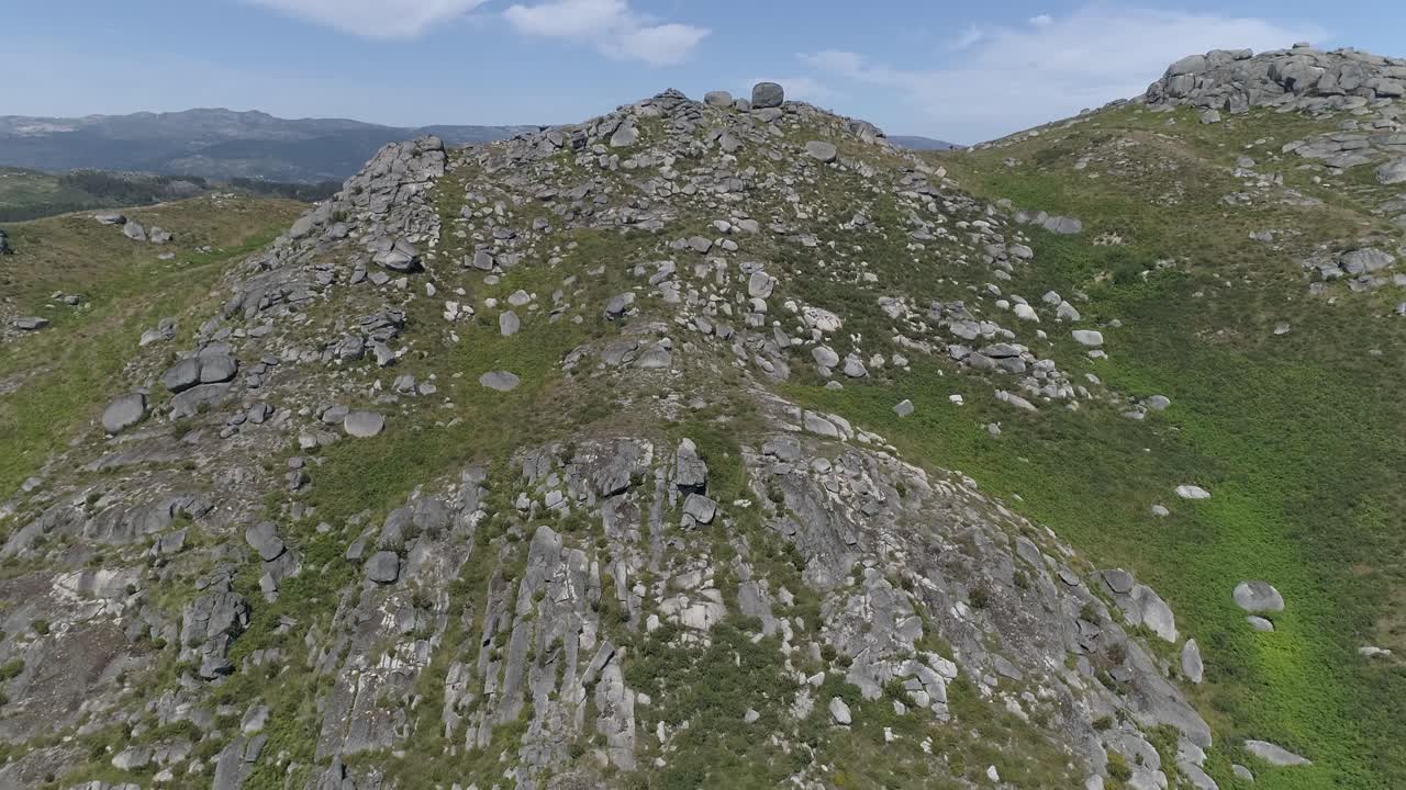 Veduta aerea di roccia montana verde