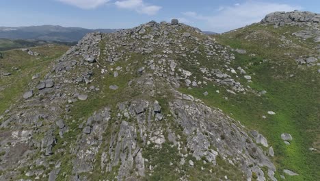 Vista-Aérea-De-La-Roca-Verde-De-La-Montaña