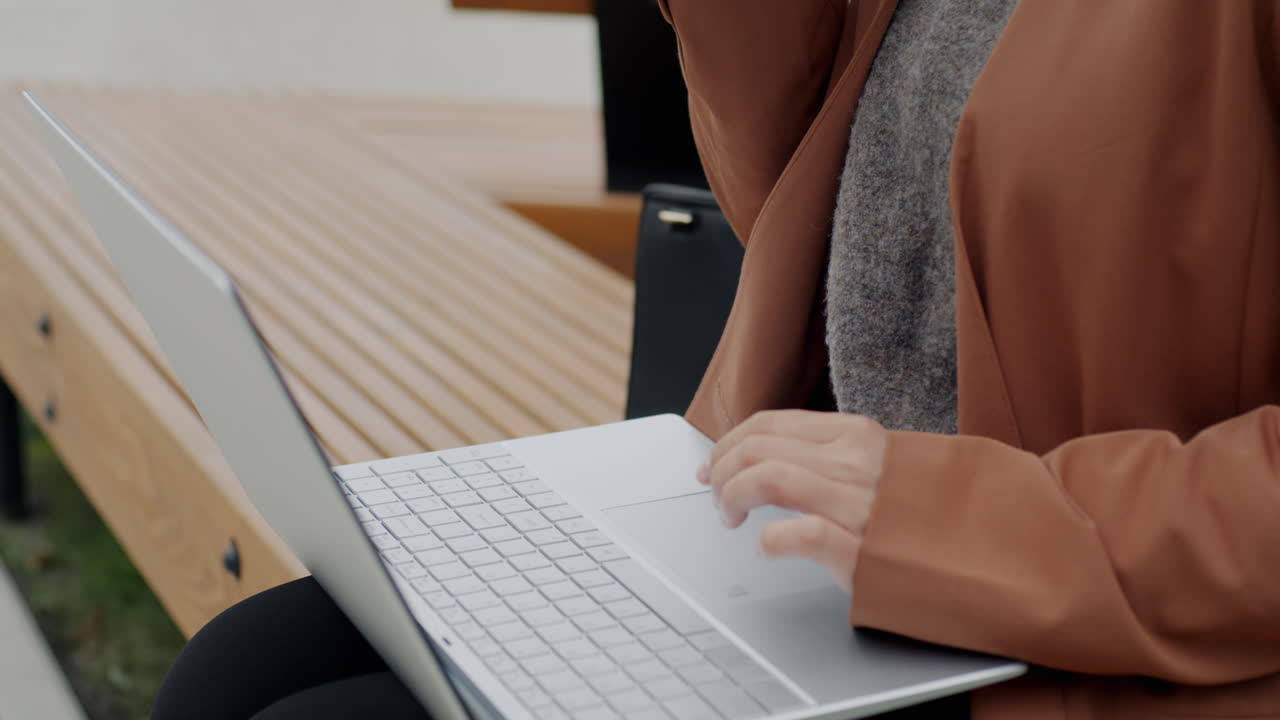 mujer trabajando en una computadora portátil al aire libre