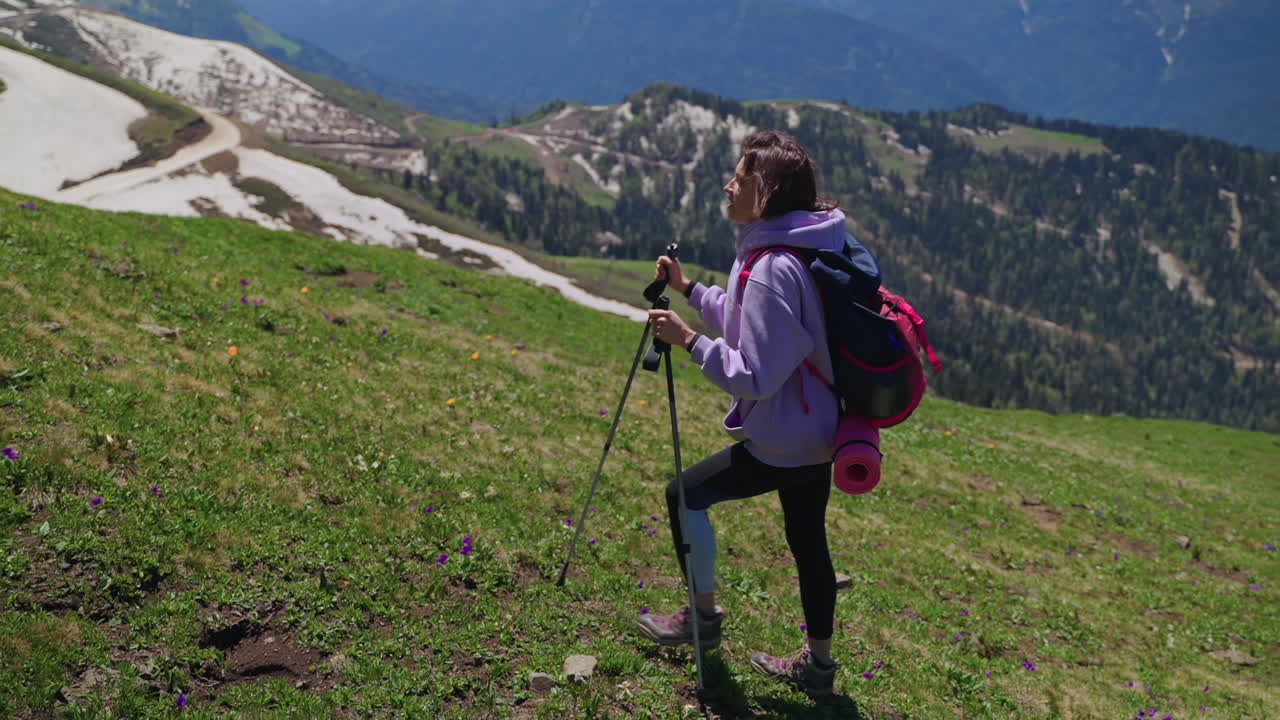 Mujer, excursión, en, montañas