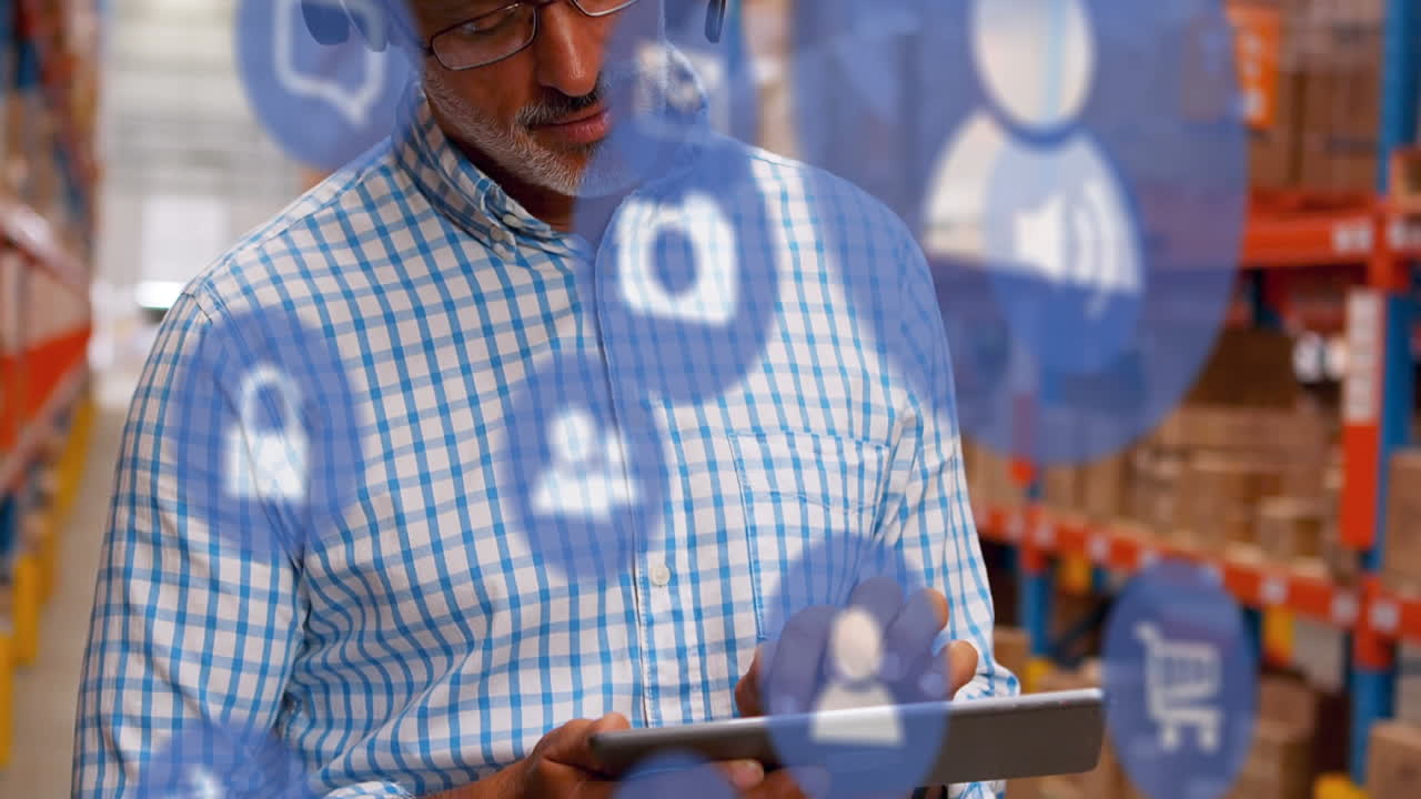 animación de un hombre caucásico en un área de almacén usando una tableta sobre iconos azules