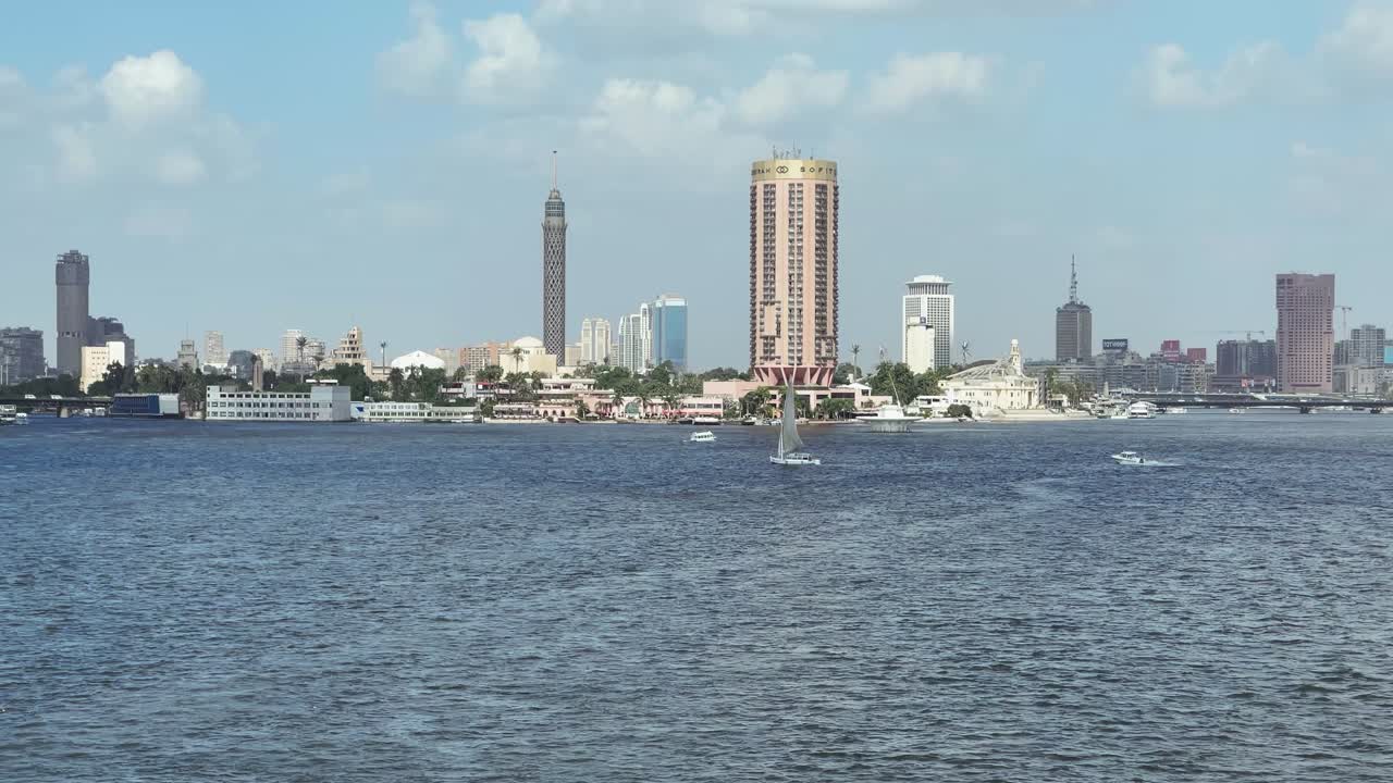 el rio nilo con el cairo al fondo