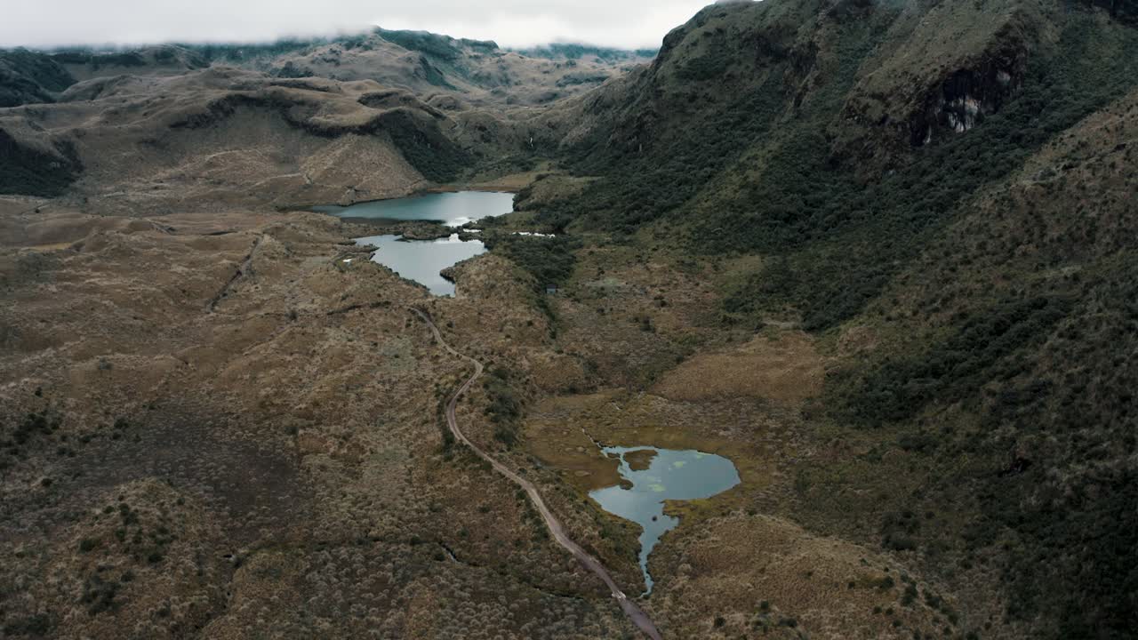 aguas termales por las montañas del parque nacional cayambe coca en la provincia de napo en ecuador