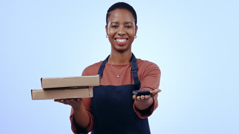 Glückliche-Schwarze-Frau,-Pizzakarton