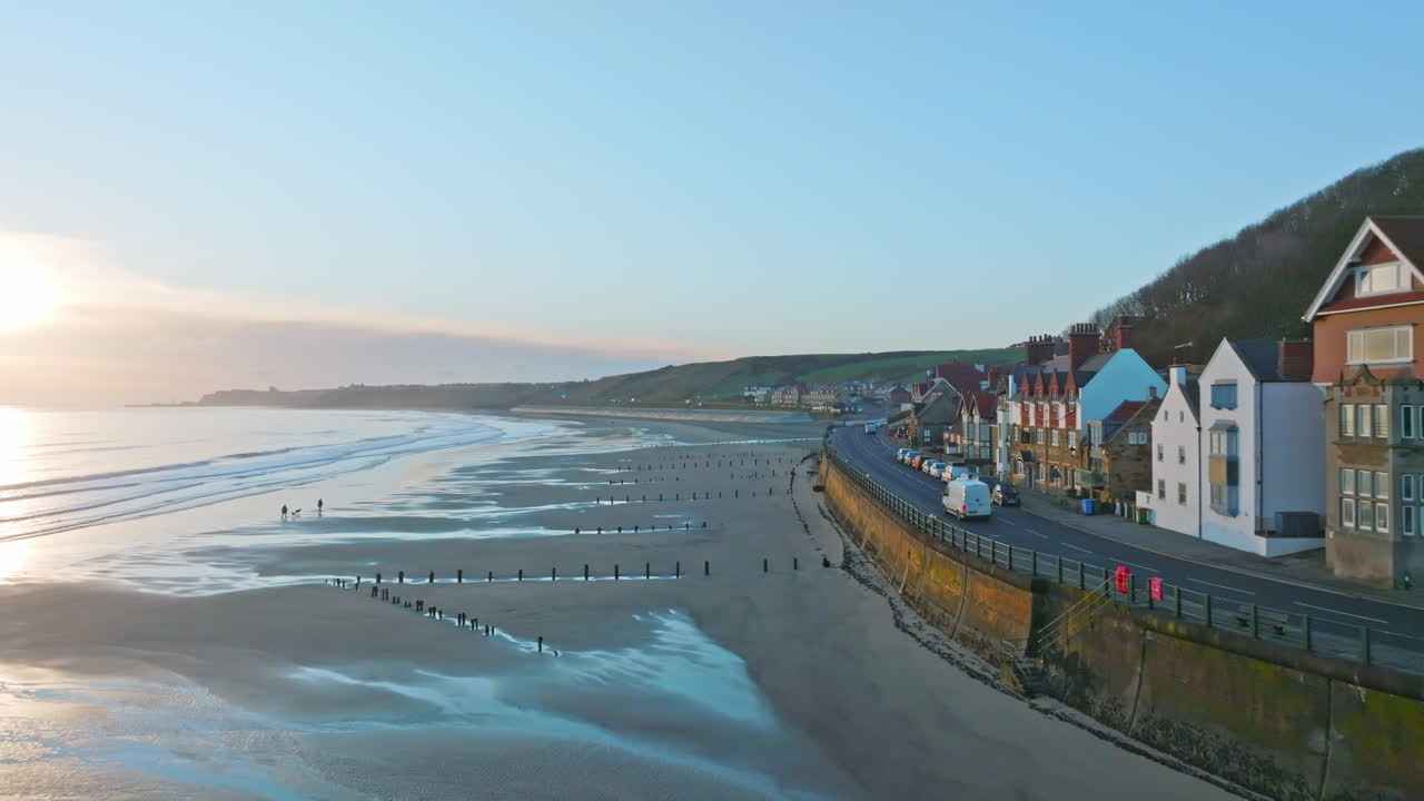 sandsend, whitby, 노스 요크셔 해안의 공중 무인 항공기 움직임이 해안가를 따라 전진합니다.