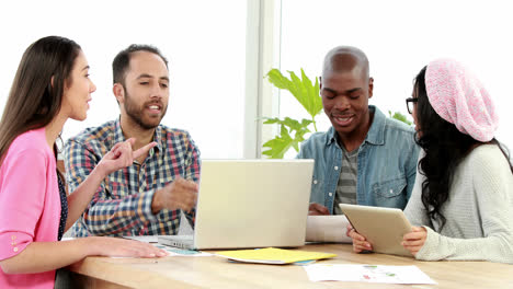 equipo de negocios creativos teniendo una reunión