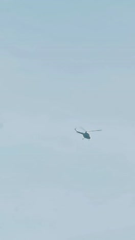 helicóptero volando contra el cielo azul