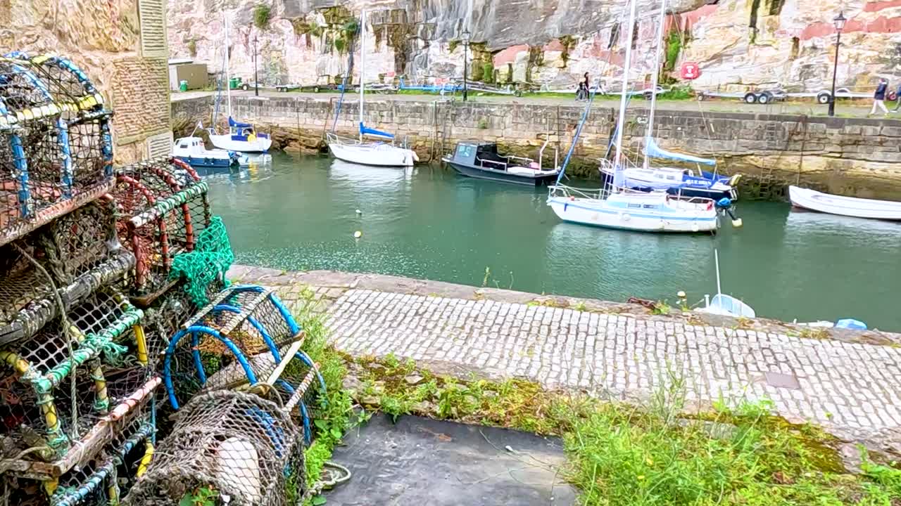 경치 좋은 스코틀랜드 항구 의 시 장비 와 보트