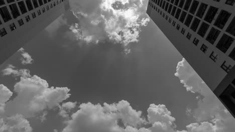 Farbzeitraffer-Der-Wohnarchitektur-4K-Schwarz-Weiß-Zeitraffer-Aus-Niedrigem-Winkel-Mit-Blick-Nach-Oben-Zu-Dramatischen-Wolken,-Die-Durch-Die-Szene-Nach-Oben-Ziehen